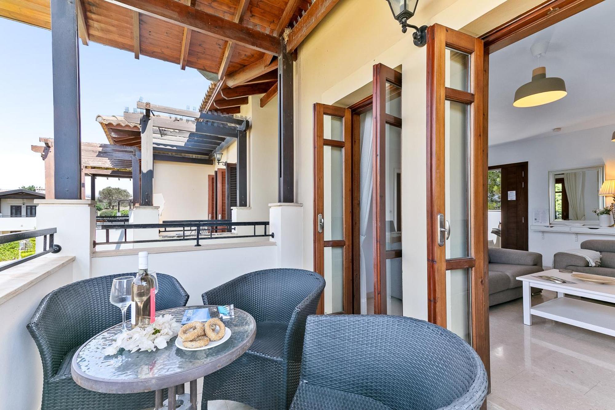 2 Bedroom Apartment Chloe With Communal Pool, Aphrodite Hills Resort Kúklia Kültér fotó